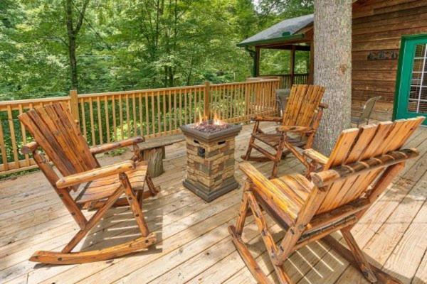 Treehouse Between Gatlinburg And Pigeon Forge. Pet Friendly! מראה חיצוני תמונה